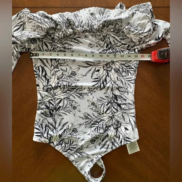 Guess Gorgeous Ruffle/Pleated Overlay Bodysuit White/Black Women’s Small EUC - Picture 10 of 14